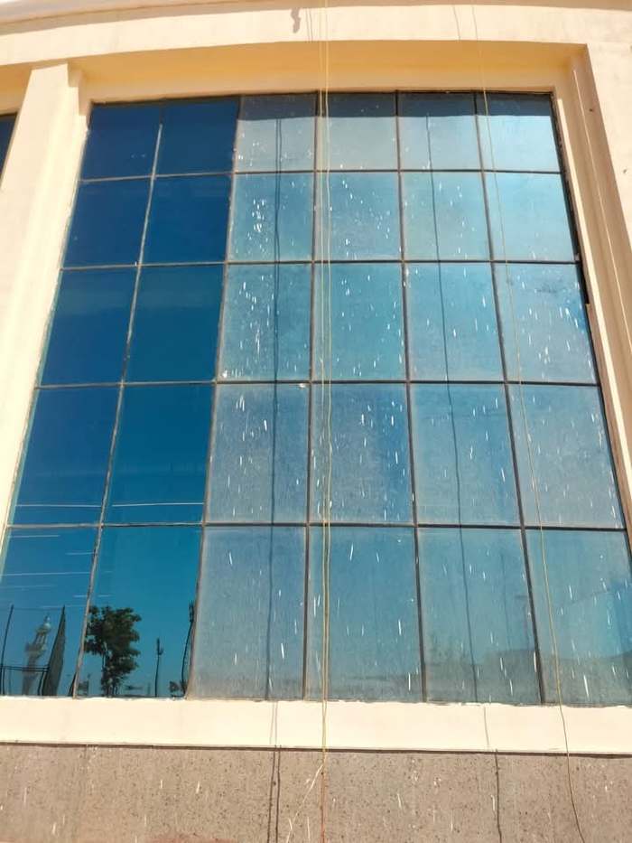 واجهة زجاجية نص متسخ ونص نظيف