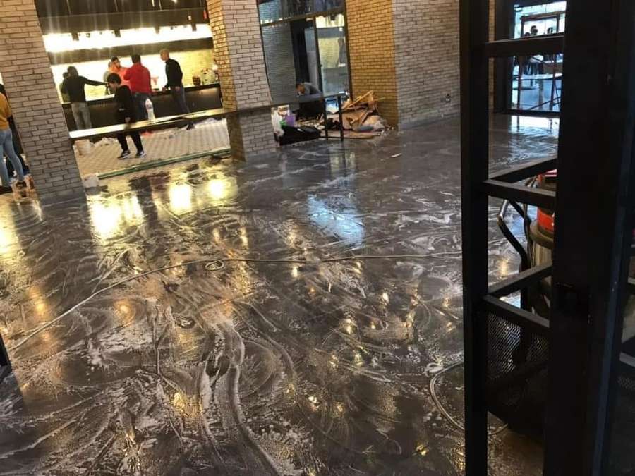 تنظيف منشأة تجارية بواسطة فريق المصرية